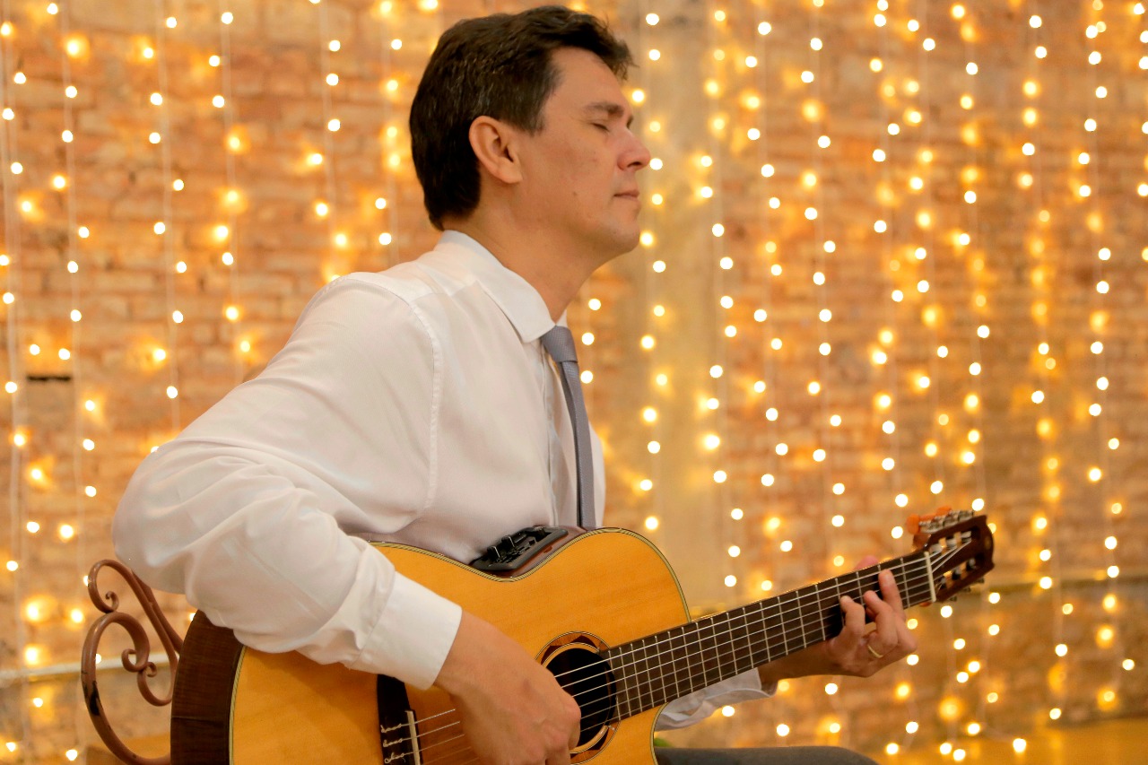 Gustavo Solis tocando violão